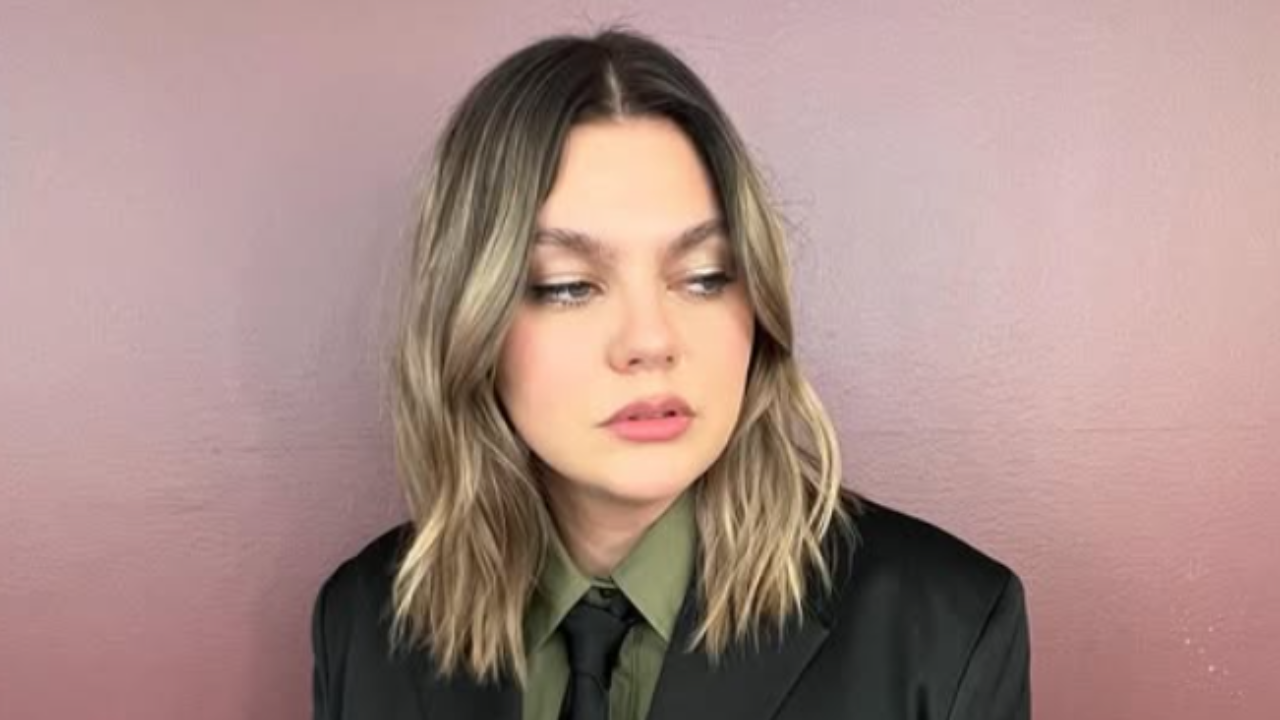 Louane s'associe à Crocs pour inventer les paires parfaites pour s'assumer cet été !