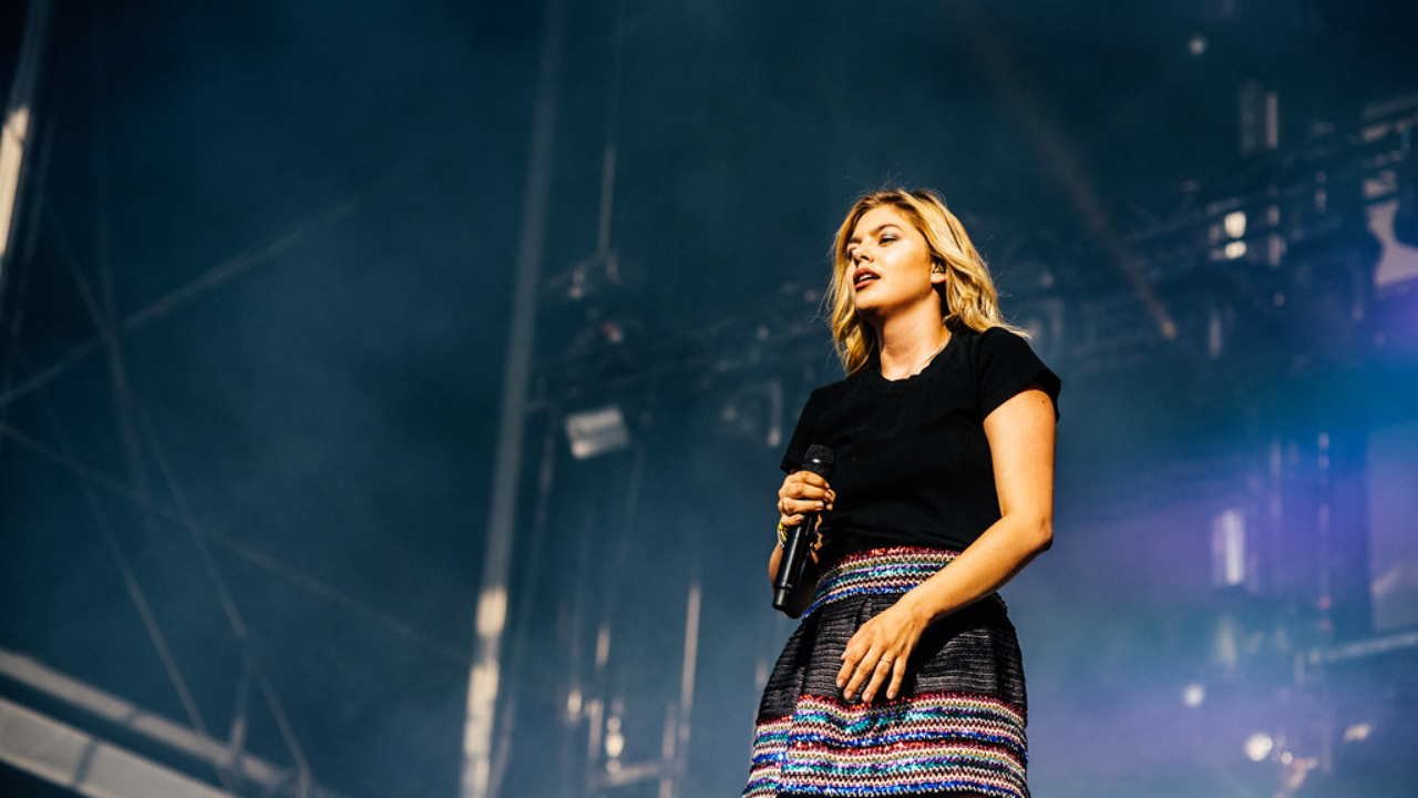 Louane se blesse en plein concert