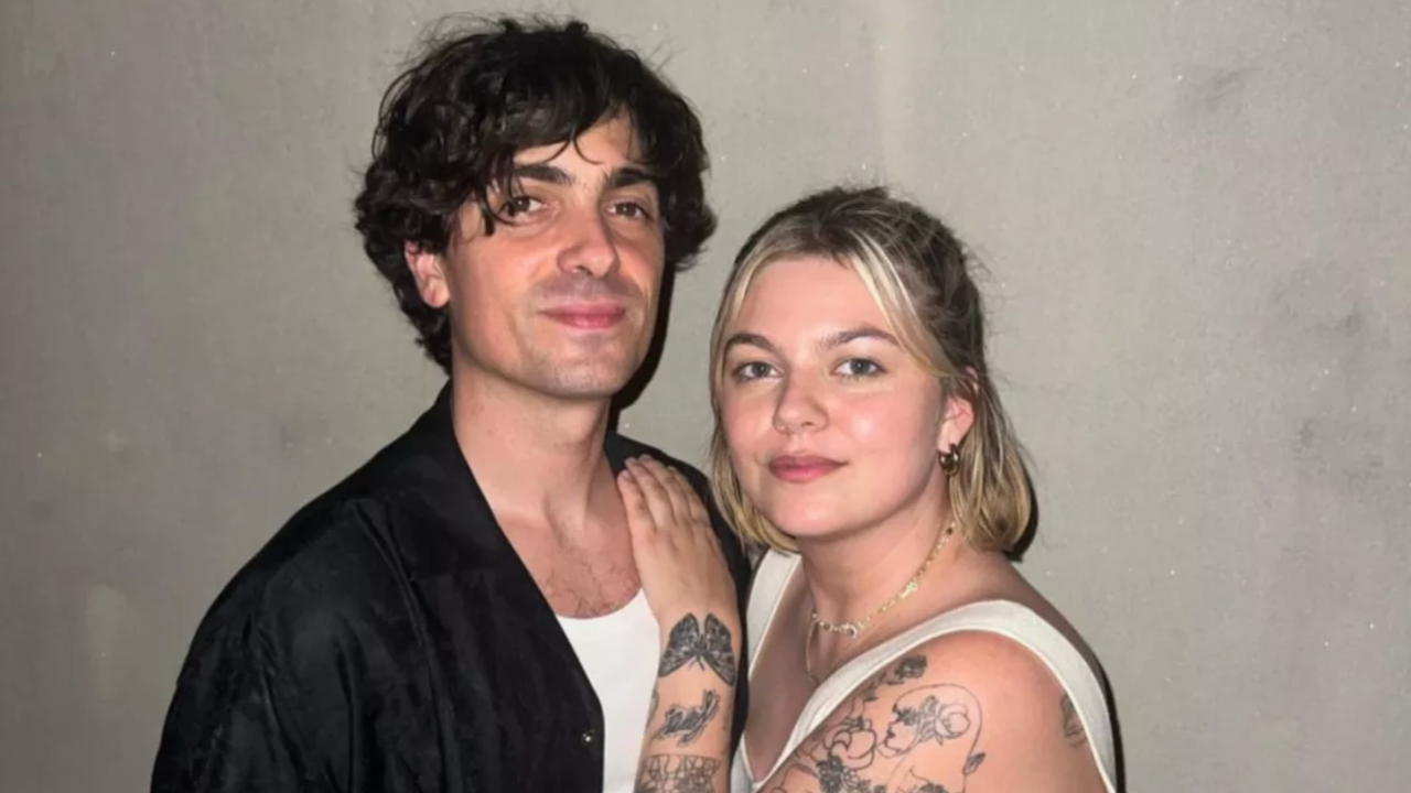 Louane : sortie en amoureux à Disneyland