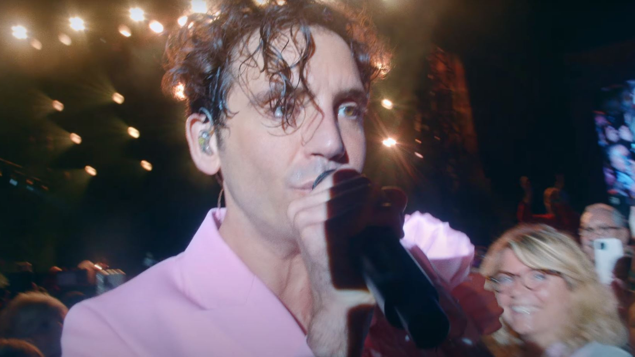 Mika : le très bel hommage à sa mère dans "C'est la vie"