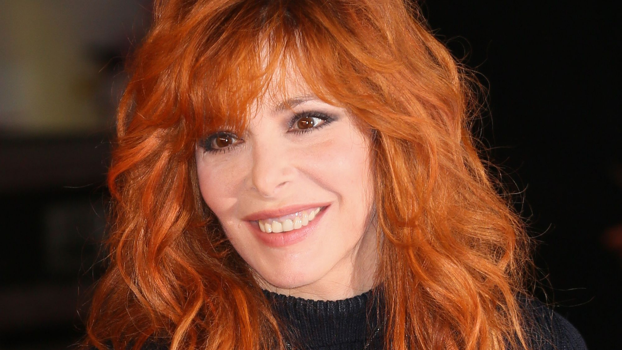 Mylène Farmer : ses fans critiquent une peluche corbeau vendue dans les produits dérivés