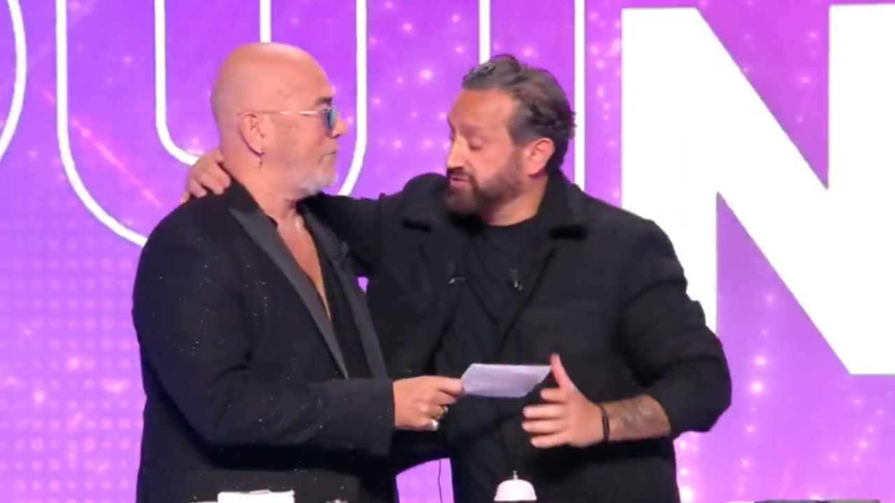 Pascal Obispo d&eacute;barque sur TBT9 pour s'excuser aupr&egrave;s de Cyril Hanouna et lui offrir un casque de pompier