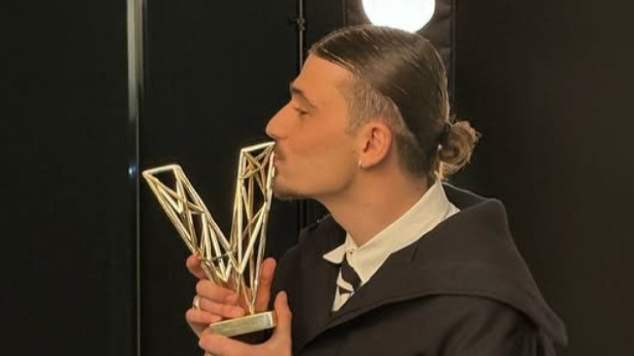 Pierre Garnier célèbre sa victoire aux Victoires, mais un détail sur ses photos rend fou ses abonnées !