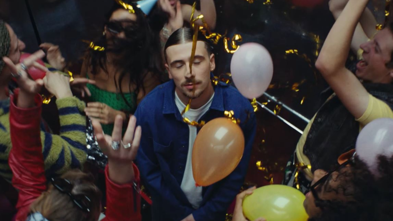 Pierre Garnier cherche "L'horizon" dans son tout nouveau clip