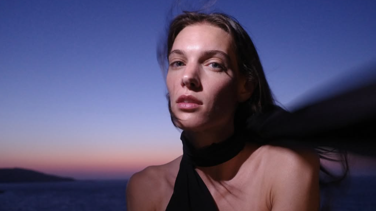 Qui est Charlotte Cardin, la québécoise qui cartonne en France en devenant l'une des artistes les plus écoutées en 2025 ?