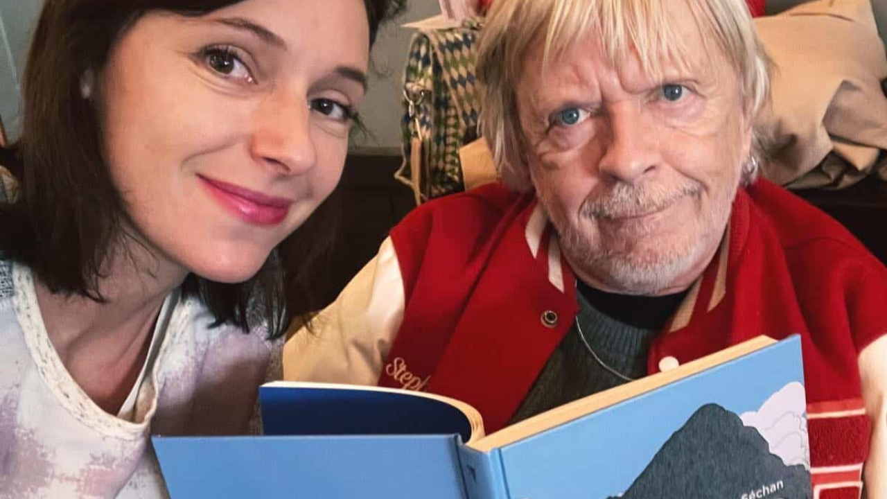 Renaud : sa fille Lolita tr&egrave;s &eacute;mue au moment d'&eacute;voquer son p&egrave;re, "c'est ce qui le tient encore vivant..."