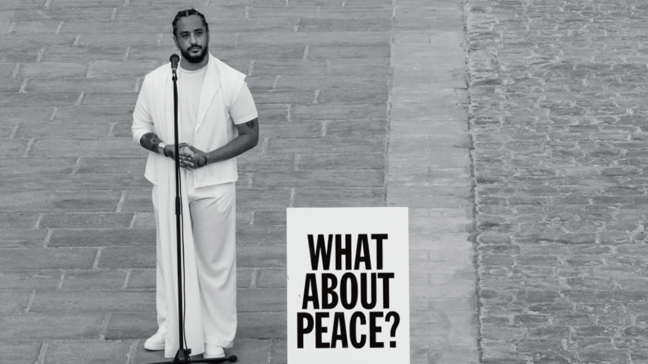 Slimane chante pour la paix devant Notre-Dame de Paris