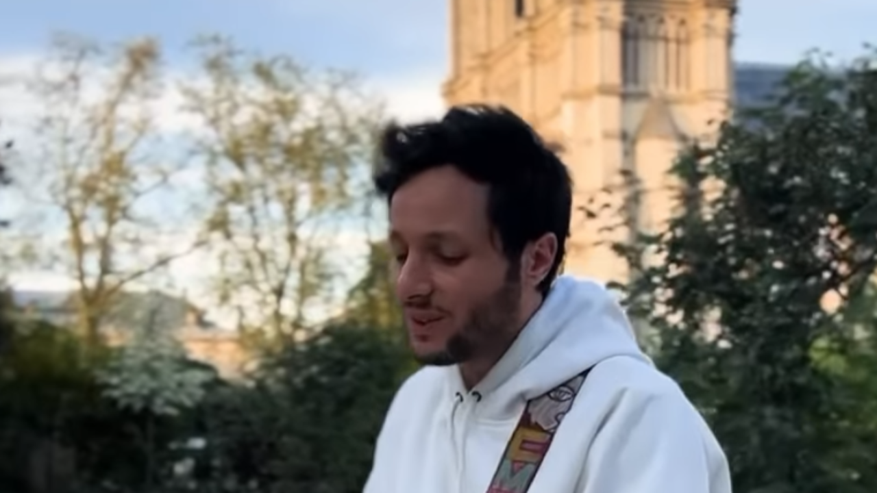 Vianney dévoile une vidéo pleine d'émotion devant Notre-Dame de Paris Vianney dévoile une vidéo pleine d'émotion devant Notre-Dame de Paris