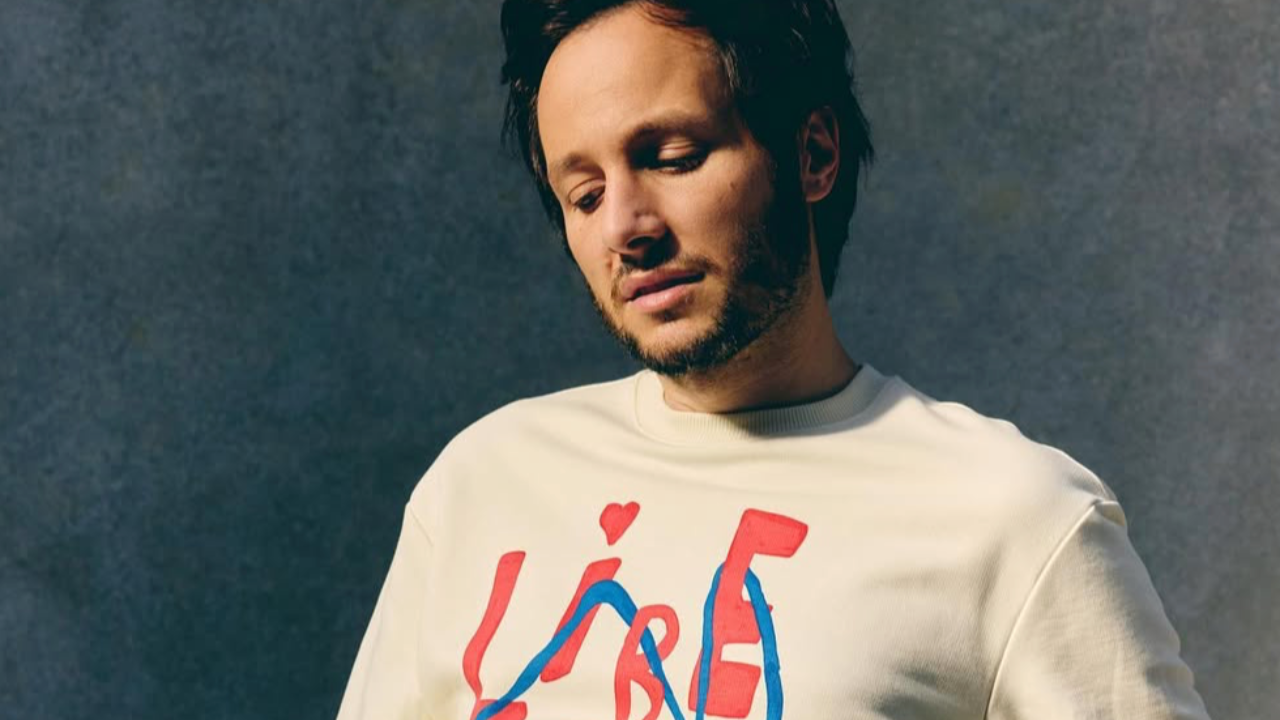 Vianney : pourquoi est-il montré avec une jambe dans le plâtre sur la scène des Enfoirés ? Les raisons dévoilées !