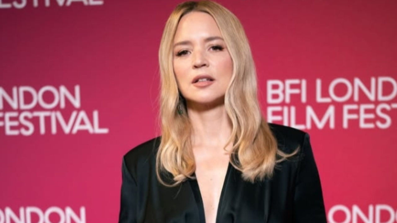 Virginie Efira et Niels Schneider : cette série Disney+ recherche des figurants à Paris Virginie Efira et Niels Schneider : cette série Disney+ recherche des figurants à Paris