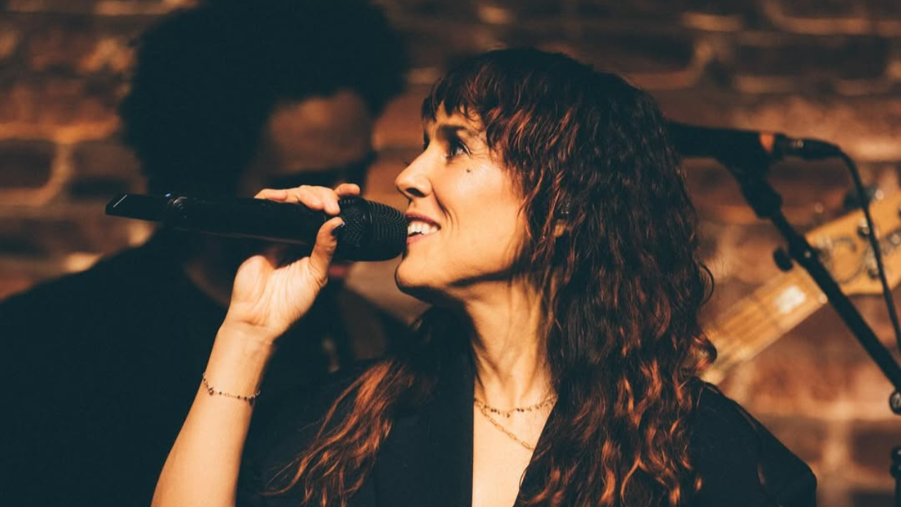 Zaz terrifie le plateau de C à Vous en révélant... qu'elle voit des fantômes !