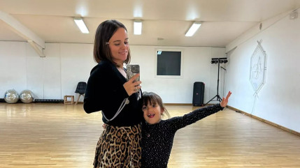 Aliz&eacute;e &eacute;mue : sa fille Maggy fait sensation sur sc&egrave;ne &agrave; seulement 6 ans