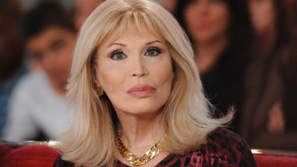 Amanda Lear se confie sur sa relation avec Charles Aznavour : "Il voulait m'écrire une comédie musicale"
