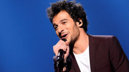 Amir annule son passage à la "fête de la chanson d’amour" et offre des places pour son spectacle pour se faire pardonner