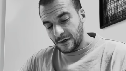 Amir rend un hommage bouleversant à la famille Bibas, otages de la tuerie du 7 octobre 2023