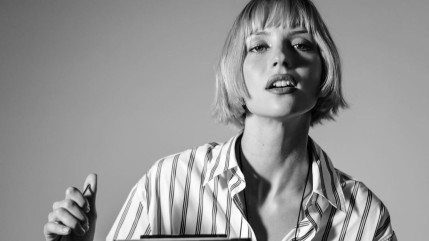 Ang&egrave;le touch&eacute;e par la mobilisation des lyc&eacute;ens, elle leur apporte son soutien