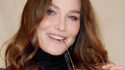 Carla Bruni s'affiche au lit sans maquillage et sans filtre : son visage choque les internautes
