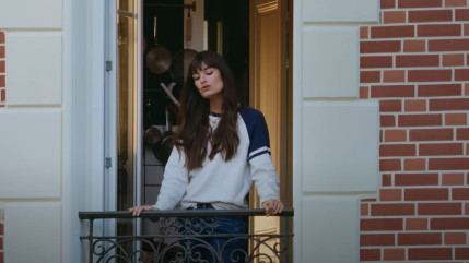 Clara Luciani célèbre "Cette Vie" dans son tout nouveau clip Clara Luciani célèbre "Cette Vie" dans son tout nouveau clip