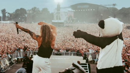Des pensionnaires d'un EHPAD s'échappent pour aller voir un concert de Julien Doré ! Des pensionnaires d'un EHPAD s'échappent pour aller voir un concert de Julien Doré !