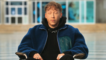 Eddy de Pretto bouleverse en live avec un hommage aux victimes du 13 Novembre