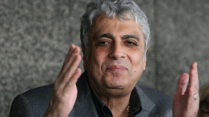 Enrico Macias : une attaque à la boule puante perturbe son concert, il dénonce un "sabotage"