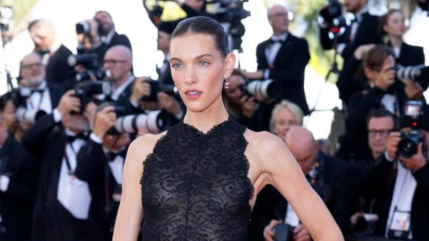 Festival de Cannes 2026 : la tenue de Charlotte Cardin fait d&eacute;j&agrave; pol&eacute;mique sur la Croisette