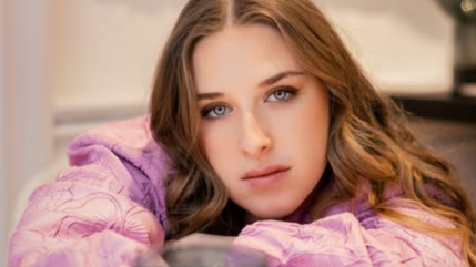 Héléna : après un nouveau cap franchi dans sa carrière, elle fait une très jolie surprise à ses fans !