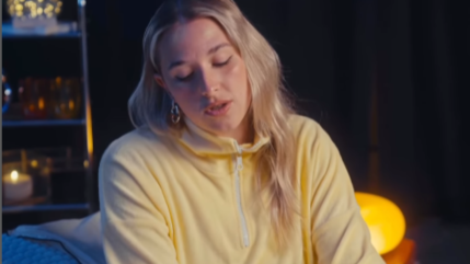 Héléna et sa douce voix nous berce avec une superbe prestation "Mon Piano et Moi" Héléna et sa douce voix nous berce avec une superbe prestation "Mon Piano et Moi"