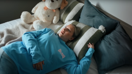 Héléna mélange passé, présent et futur dans le somptueux clip "Tout à changé"