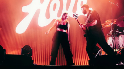 Héléna : Quand Pierre Garnier décide de s'infiltrer dans le public lors de son concert !