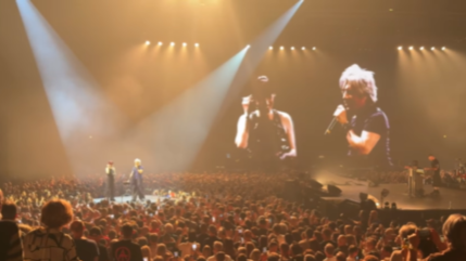 Indochine invite Jenn Ayache de Superbus à son concert et c'est fabuleux !