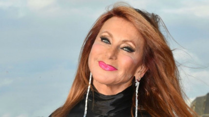 Julie Pietri revient sur son cancer : "je vais plutôt bien" Julie Pietri revient sur son cancer : "je vais plutôt bien"