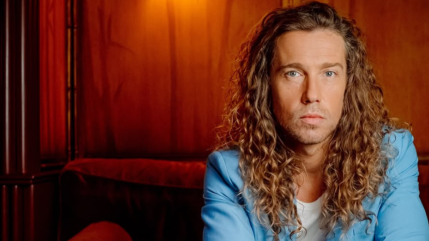 Julien Doré annonce un guest exceptionnel dans la série "Panda" !