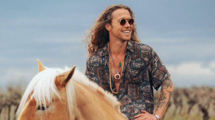 Julien Doré : ce très beau cadeau qu'il offre à une fan ! Julien Doré : ce très beau cadeau qu'il offre à une fan !