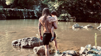 Julien Doré craint déjà le départ de son fils !