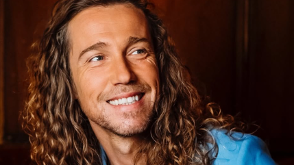 Julien Doré : il rend hommage à Françoise Hardy Julien Doré : il rend hommage à Françoise Hardy