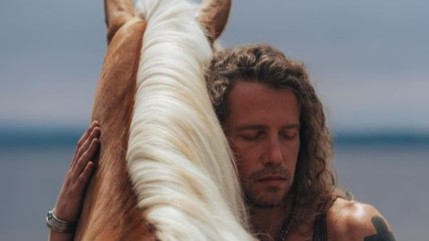 Julien Doré se confie à propos des critiques sur Internet : "je vais parfois les chercher" Julien Doré se confie à propos des critiques sur Internet : "je vais parfois les chercher"