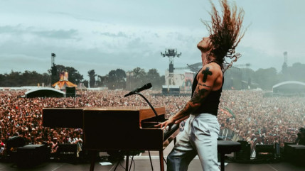 Julien Doré termine sa tournée des festivals en compagnie de son fils, une vidéo craquante !