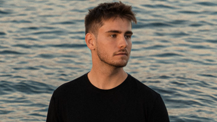 Julien Lieb fait une terrible révélation sur son passé pour célébrer son tout premier disque d'or