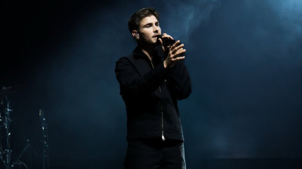 Julien Lieb se met "à poil" sur scène, un moment embarrassant pour l'artiste ! Julien Lieb se met "à poil" sur scène, un moment embarrassant pour l'artiste !