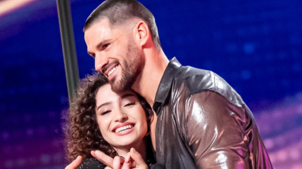 Lénie : elle découvre son "danseur mystère" sur le parquet de DALS avec beaucoup d’émotion, et fait encore l’unanimité Lénie : elle découvre son "danseur mystère" sur le parquet de DALS avec beaucoup d’émotion, et fait encore l’unanimité