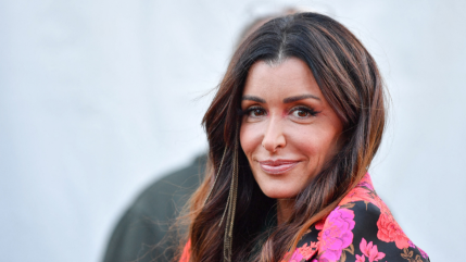 Les Enfoirés : Jenifer chute en plein show, Lorie dévoile les images