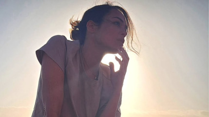 Lola Dewaere : le jour où Coluche a voulu l’adopter après la mort tragique de son père Lola Dewaere : le jour où Coluche a voulu l’adopter après la mort tragique de son père