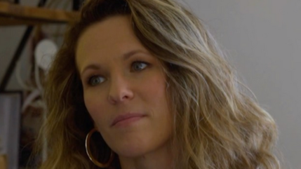 Lorie attendrie par la première rentrée des classes de sa fille