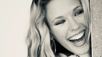 Lorie fête ses 20 ans de carrière en musique