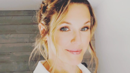 Lorie Pester blague sur ses fesses "bien rembourrées", qui lui ont sauvé la mise en concert !