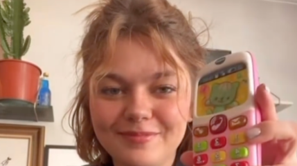 Louane dévoile le contenu de son sac : il y en a plus pour Esmée que pour elle !