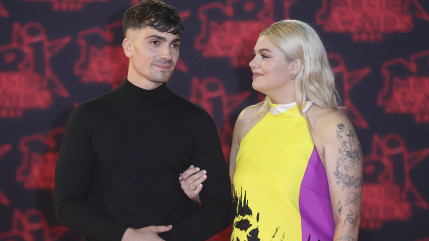 Louane habillée en fan de Johnny pour Noël Louane habillée en fan de Johnny pour Noël