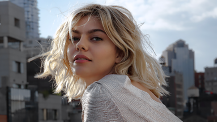 Louane s’éclate dans un look disco lors d'une soirée "Mama Mia" !
