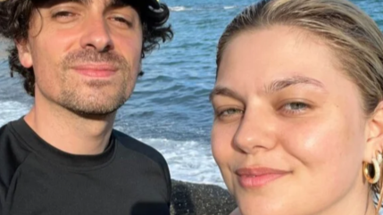 Louane à la plage avec Florian Rossi : bains de mer et châteaux de sable avec Esmée